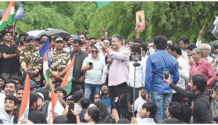 सावित्रीबाई फुले पुणे विद्यापीठातील विद्यार्थ्यांनी समस्यांचा पाढा आमदार रोहित पवार यांच्यासमोर वाचला; आरोग्य केंद्र, वसतिगृह आणि मानधनावर संताप