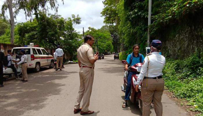 साताऱ्यात कॉलेज परिसरात वाहतूक नियमभंगाविरोधात कारवाई; सपोनि राजेश माने यांच्या नेतृत्वाखाली अचानक नाकाबंदी; 32 हजार 500 रुपयांचा दंड वसूल
