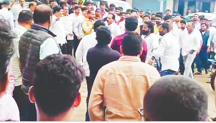 जावली तालुक्यात जिल्हा बँकेच्या ठरावांवरून राजकीय वातावरण तापले; आलेवाडीच्या ठरावावरून घमासान, ठरावांसाठी स्&zwj;वत: ना. शिवेंद्रराजे मैदानात