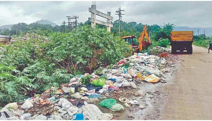 वाई शहराची प्रतिमा वाई-मांढरदेव मुख्य रस्त्यावरील कचऱ्यामुळे मलिन; वाई-मांढरदेव मार्गावर कचऱ्याचे साम्राज्य