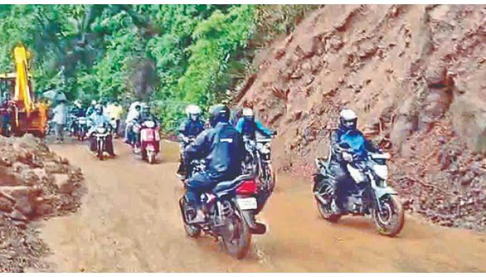 मेढा-महाबळेश्वर मार्गावरील केळघर घाट पाच दिवसांनंतर खुला; दगड-मातीचे ढिगारे हटवून घाट वाहतुकीसाठी खुला करण्याचा निर्णय