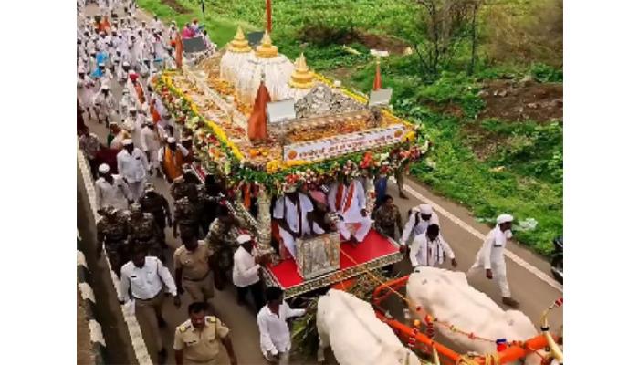 परतीच्या प्रवासात माउलींचा पाडेगाव मुक्काम; टाळ-मृदुंगाच्या गजरात व फुलांच्या वर्षावात उत्स्फूर्त स्वागत, दर्शनासाठी भाविकांची गर्दी