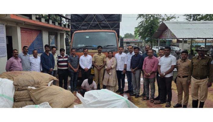 चिरमुर्&zwj;यांच्या पोत्यांआड लपवून गुटखा तस्करी करणारा ताब्यात; 25 लाख 15 हजार 940 रुपये किंमतीचा मुद्देमाल जप्त; स्थानिक गुन्हे शाखेची कामगिरी