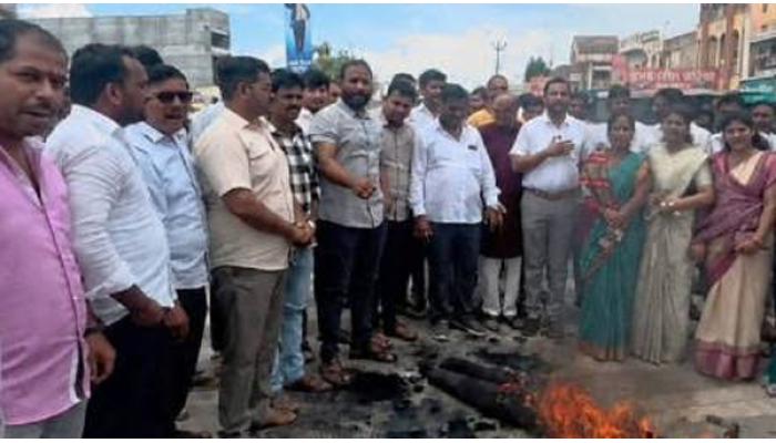 संजय राऊतांनी मंत्री जयकुमार गोरे यांच्यावर केलेल्या टीकेचे माण-खटावमध्ये पडसाद; म्हसवडमध्ये पुतळ्याचे दहन, दहिवडीत जोडे मारो आंदोलन