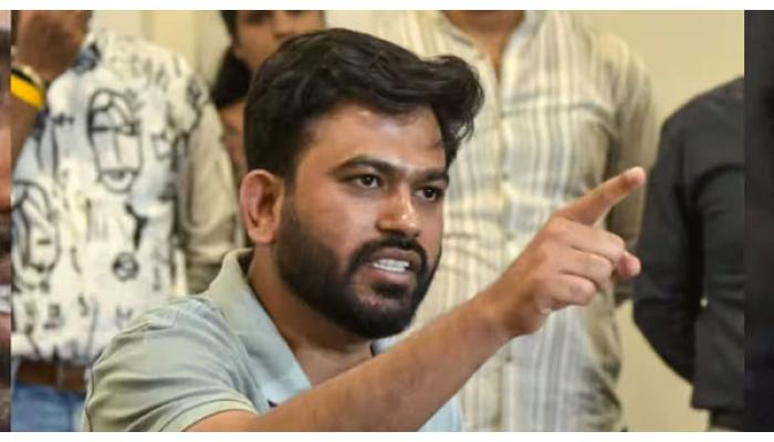 कॉक्रोच जनता पार्टीचे संस्थापक अभिजीत दीपके यांच्या विरोधात पोलिसांकडे तक्रार दाखल; 'दीपके पाकिस्तानी एजंट, त्याला लगेच अटक करा'