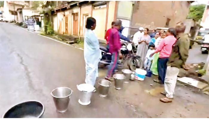 सातार्&zwj;यातील यादोगोपाळ पेठेत पाणीपुरवठा विस्कळीत असल्याने महिलांनी केले रास्ता रोको आंदोलन