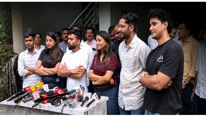 अभिजित दीपकेंच्या निवासस्थानी कॉक्रोच जनता पार्टी'च्या कोअर कमिटी बैठक सुरू; '६ ऑगस्टला पत्रकार परिषदेत होणार निर्णयांची घोषणा, राजकीय वर्तुळाचे लक्ष
