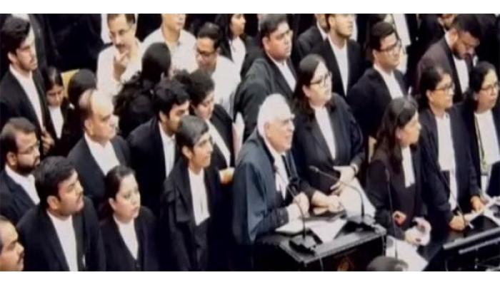 तुम्ही अपात्रतेचा निर्णय घेण्याआधी निवडणूक आयोगाच्या मुद्द्यावर निर्णय घ्या - ज्येष्ठ वकील कपिल सिब्बल यांची सुप्रीम कोर्टात मागणी