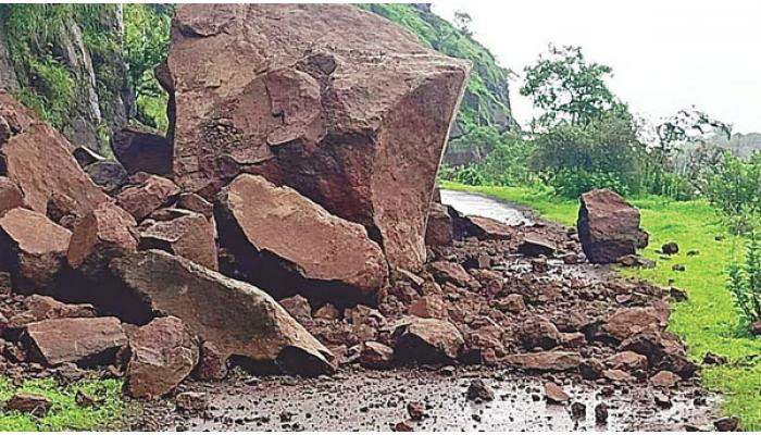 मेढा-मार्ली मार्गे भिलारला जाणाऱ्या घाट रस्त्यावर दरड कोसळली; भागातील वाहतुकीचा खोळंबा