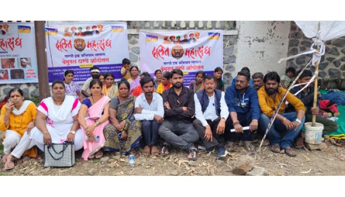 खंडाळा तालुक्यातील रुई येथील पारधी वस्तीवर हल्ला करणाऱ्यांवर कारवाईसाठी बेमुलत धरणे आंदोलन
