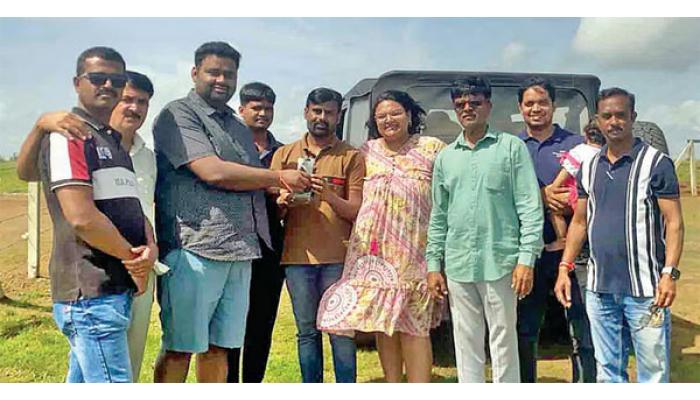कास पठारावर दरीत कोसळलेला तीन लाख रुपये किमतीचा ड्रोन कॅमेरा शिवेंद्रराजे रेस्क्यू टीमने सुरक्षितपणे बाहेर काढला; रेस्क्यू टीमला तीन हजार रुपये रोख बक्षीस