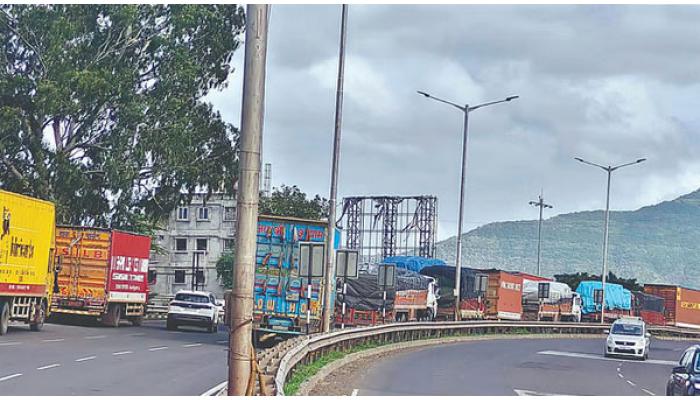 पारगाव-खंडाळ्यानजीक कमान तुटल्याने ट्रक रस्त्यातच अडकला; महामार्गावर साडेपाच तास वाहतुकीचा खोळंबा
