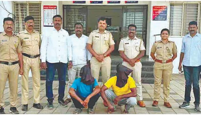 थरारक पाठलागानंतर दोघे लुटारू गजाआड&shy;; फलटण ग्रामीण पोलिसांनी धडक कारवाई, लुटमारीसाठी वापरण्यात येणारा मुद्देमाल जप्त