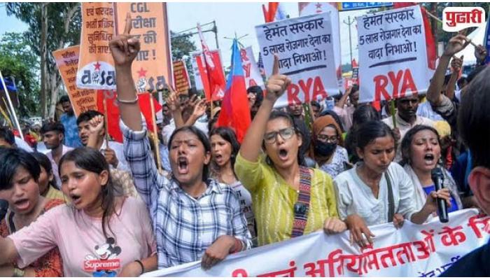 झारखंड लोकसेवा आयोगाच्&zwj;या भरती परीक्षांमधील पेपरफुटी प्रकरणी विद्यार्थी आक्रमक; बॅरिकेड्स तोडून झारखंड विधानसभेकडे कूच