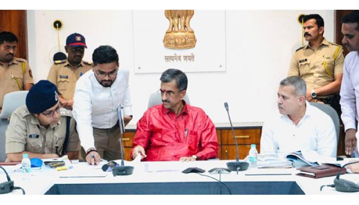 पोवई नाक्यावरील बाळासाहेब देसाई स्मारकाचे काम तातडीने पूर्ण करा - पालकमंत्री शंभूराज देसाई, जिल्हाधिकारी कार्यालयात घेतला विविध विकास कामांचा आढावा