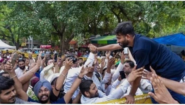 कॉकरोच जनता पार्टीला बैठकीसाठी जागा मिळू नये म्हणून भाजपकडून दबाव - अभिजीत दीपके यांचा आरोप