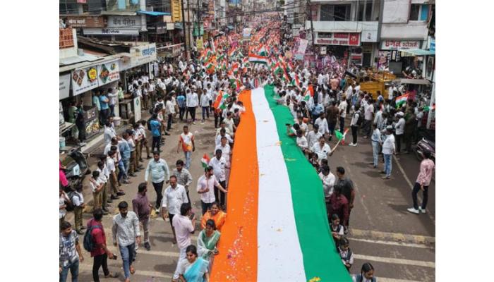 कराडमध्ये तिरंगा रॅलीला भव्य प्रतिसाद; ३२५ फूट लांब ध्वज ठरला खास आकर्षण; सुमारे १० हजारांवर विद्यार्थी, नागरिकांचा सहभाग