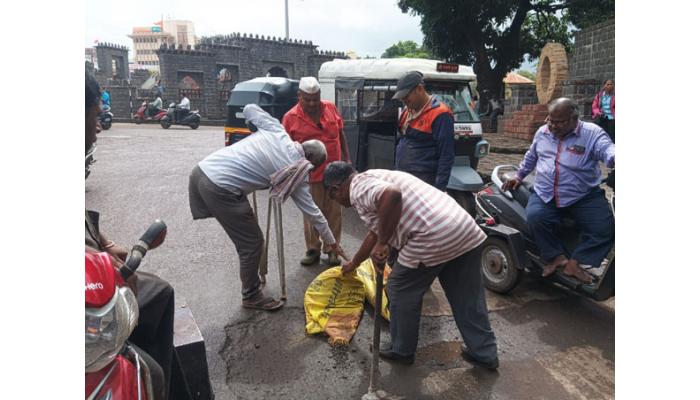 स्वातंत्र्य दिनाच्या पूर्वसंध्येला दिव्यांग बांधवांचे खड्डे भरो आंदोलन; सातार्&zwj;याला दिला संवेदनशीलतेचा संदेश