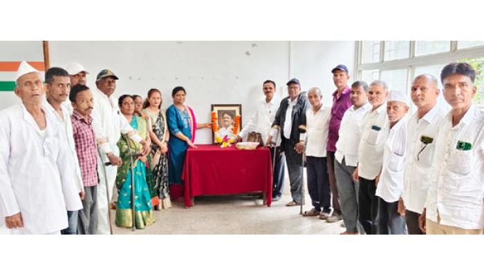 माजी मुख्यमंत्री तथा माजी केंद्रीय मंत्री स्व. विलासराव देशमुख यांना जिल्हा कॉंग्रेस व दिव्यांग संघटनेतर्फे आदरांजली