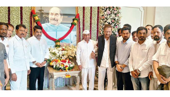 पद्मश्री डॉ. डी. वाय. पाटील यांच्या आठवणींचा फोटोसंग्रह प्रकाशित करा : पृथ्वीराज चव्हाण; कोल्हापूर येथे पाटील यांच्या निवासस्थानी जाऊन त्यांच्या प्रतिमेस पुष्पांजली
