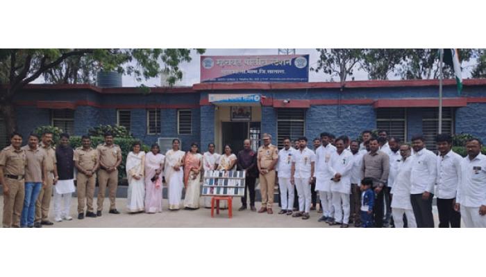 म्हसवड पोलिसांकडून नागरिकांना स्वातंत्र्यदिनाची अनोखी भेट; हरवलेले 48 मोबाईल शोधून केले मूळ मालकांना परत