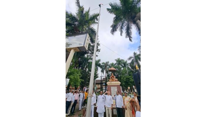 तिरंग्याला मानवंदना देत सातारा नगरपरिषदेचा विकासाचा निर्धार; नगरपरिषद कार्यालयाच्या आवारात नगराध्यक्ष, उपनगराध्यक्षांच्या हस्ते ध्वजारोहण
