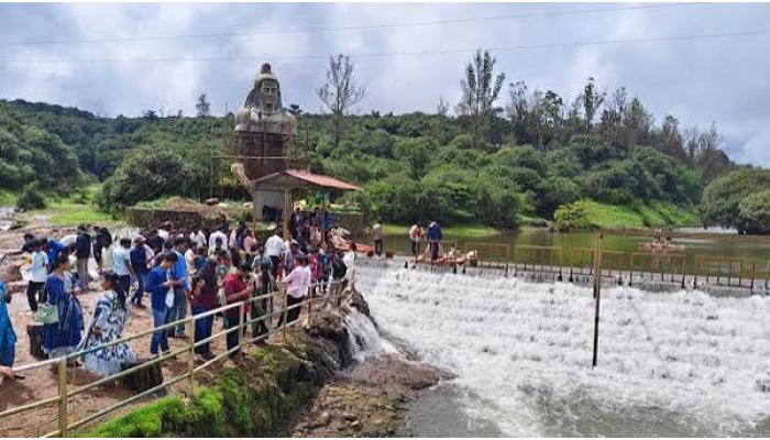 सलग सुट्ट्यांमुळे महाबळेश्वरचे वर्षा पर्यटन बहरले; निसर्गसौंदर्याचा पर्यटकांनी मनमुराद लुटला आनंद