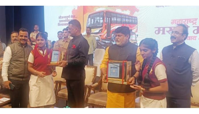 मांढरदेवच्या विद्यार्थिनींचा ठाणे येथे राज्यस्तरीय पारितोषिक वितरण सोहळ्यात सन्मान