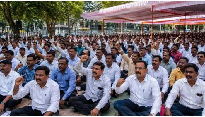 कंत्राटदारांची ८६ हजार कोटींहून अधिकची बिले रखडली; कंत्राटदार महासंघासाजे मुंबईच्या आझाद मैदानावर आंदोलन सुरु