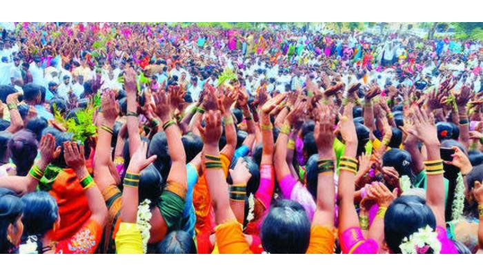 वाद्यांच्या गजरात आणि शिव्यांच्या लाखोलीत रंगला पारंपरिक &lsquo;बोरीचा बार&rsquo;