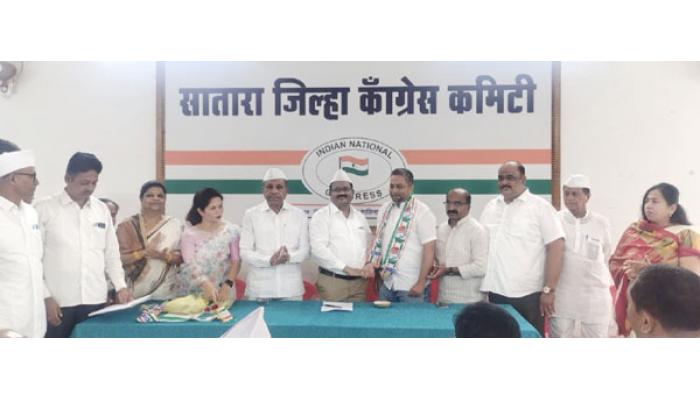 चित्रपट अभिनेते बाळकृष्ण शिंदे यांचा राष्ट्रीय काँग्रेसमध्ये प्रवेश; मान्यवरांकडून अभिनंदन
