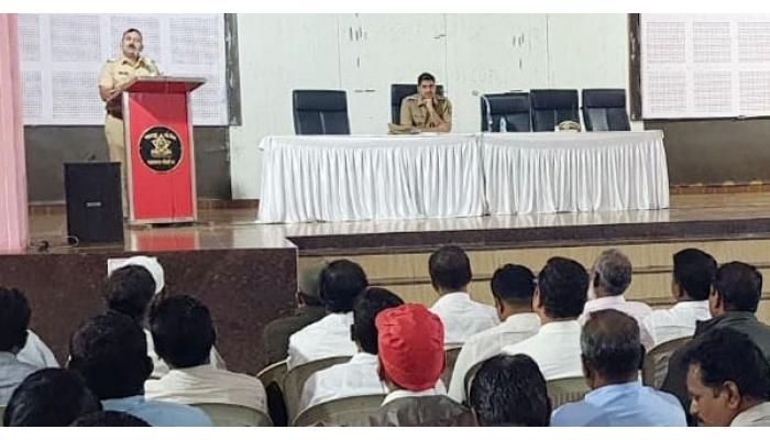 ईद-ए-मिलादच्या पार्श्वभूमीवर हिंदू-मुस्लिम शांतता बैठक; आगामी गणेशोत्सव व नवरात्रोत्सवाच्या नियोजनाबाबत पोलिसांचे मार्गदर्शन