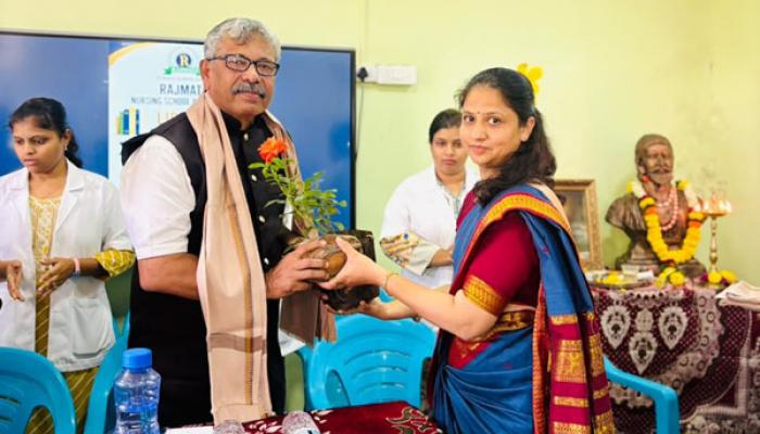 राजमाता नर्सिंग स्कूलमध्ये ग्रंथालय परिचय कार्यक्रम उत्साहात; नीतिमूल्यांचे संस्कार रुजवण्यासाठी जाणिवपूर्वक कार्य करण्याचे आवाहन