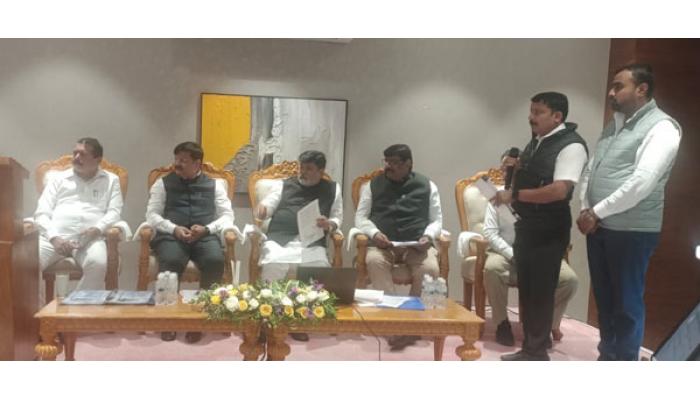 औद्योगिक वसाहतींच्या पायाभूत सुविधा, उद्योजकांच्या प्रलंबित प्रश्नांवर कार्यवाही करावी - मंत्री उदय सामंत, कराड येथे उद्योजकांसोबतच्या बैठकीत निर्देश