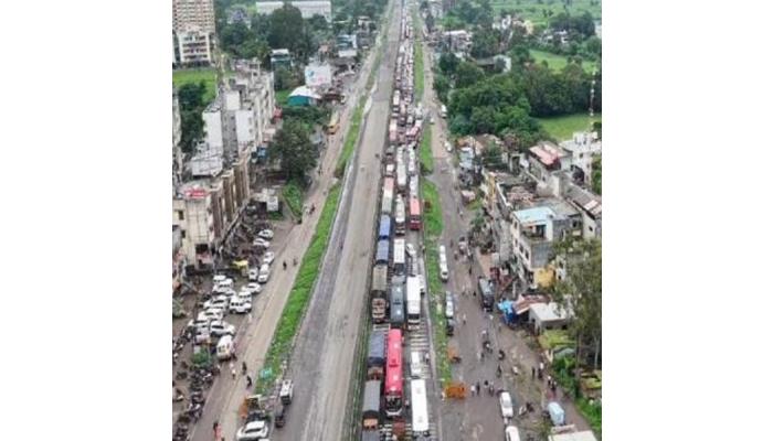 कापुरव्होळ येथे महामार्गावर पुकारण्यात आलेल्या रास्ता रोको आंदोलनाची झळ सातारा जिल्ह्याला; प्रवाशांसह वाहनचालकांना प्रचंड मनस्ताप