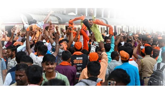 सह्याद्री अतिथीगृहाबाहेर मराठा तरुणांचे घोषणाबाजी करत ठिय्या आंदोलन; आंदोलक अचानक एकत्र आल्याने पोलिसांचीही धांदल