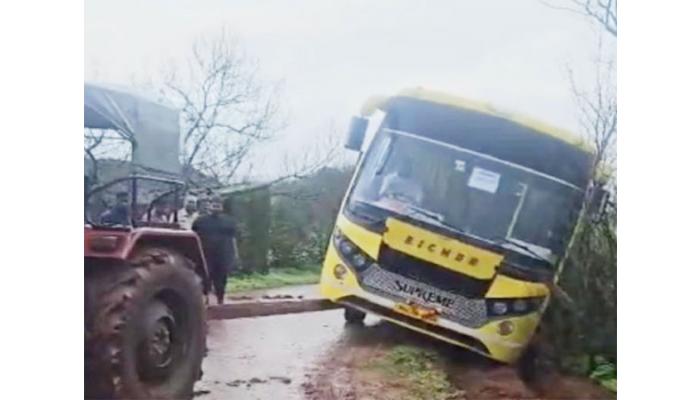 तारळे परिसरात पर्यटनासाठी आलेल्या पर्यटकांची ट्रॅव्हल चिखलात रुतली, ग्रामस्थांनी प्रवाशांना पिठलं-भाकरी खाऊ घालत माणुसकी जपली