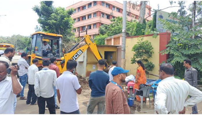 पारंगे चौक ते परेड मैदान मार्गावरील अतिक्रमणे हटवली; वाहतूक शाखेच्या पाठपुराव्याला यश; सार्वजनिक बांधकाम विभागाच्या समन्वयातून कारवाई