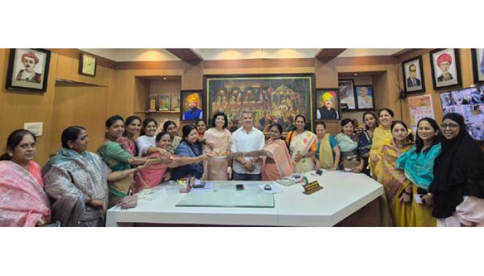 रक्षाबंधनाच्या निमित्ताने भाजप नगरसेविकांची एकजूट; नगराध्यक्ष अमोल मोहिते यांना राखी बांधून दिल्या रक्षाबंधनाच्या शुभेच्छा
