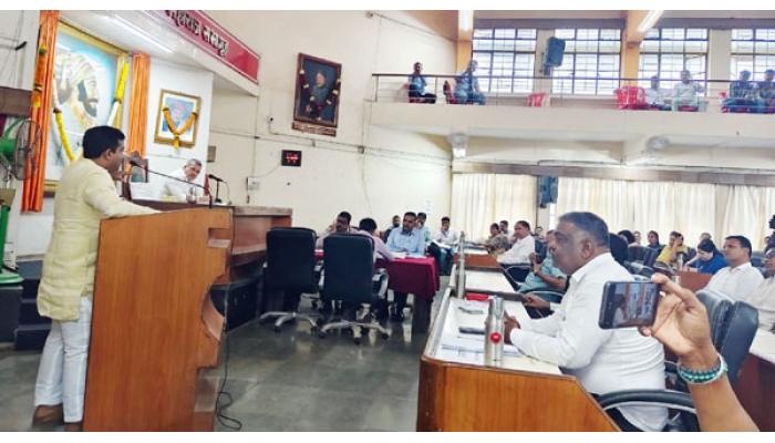 सातारा पालिकेच्या सभेत गॅस पाईपलाईनवरून खंदारेंचा थेट हल्लाबोल, 25 कोटींच्या नुकसानभरपाईचे सात कोटींचे गणित कसे?