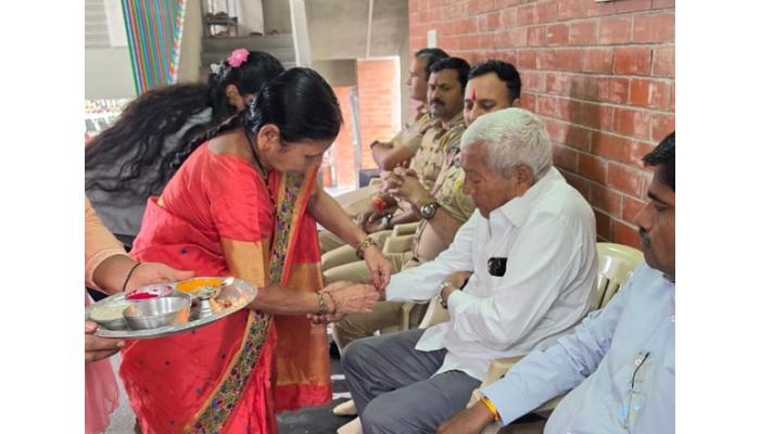 माहेरच्या भगिनींसोबत पोलिसांनी साजरे केले रक्षाबंधन; सातारा तालुका पोलीस ठाण्याकडून आयोजन