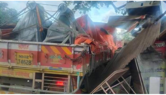 भरधाव ट्रक देऊर बसस्थानकातील हॉटेलमध्ये घुसला; मोठा अनर्थ टळला