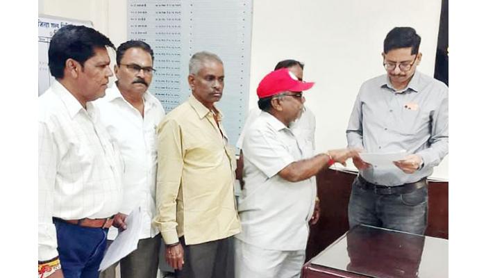 निलंबित दोन कर्मचार्&zwj;यांना सेवेत घेण्याची मागणी; महासंघाचे जिल्हा शल्यचिकित्सकांना निवेदन; निर्वाह भत्त्यावर कुटुंब चालविणे कठीण
