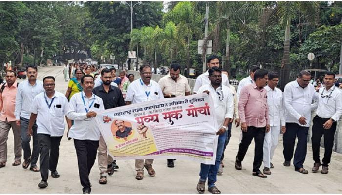 ग्रामपंचायत अधिकार्&zwj;यांच्या सुरक्षेसाठी सातार्&zwj;यात निदर्शने; ग्रामपंचायत अधिकाऱ्यावर झालेल्या हल्ल्याच्या निषेध, दोषींवर कठोर कारवाईची मागणी