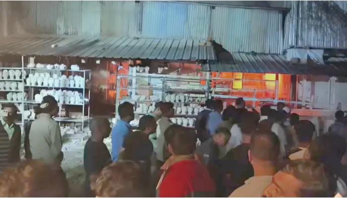 वाई एमआयडीसीत बावळेश्वर गौरी-गणपती मूर्ती कारखान्याला भीषण आग; लाखोंचे नुकसान, सुदैवाने जीवितहानी टळली