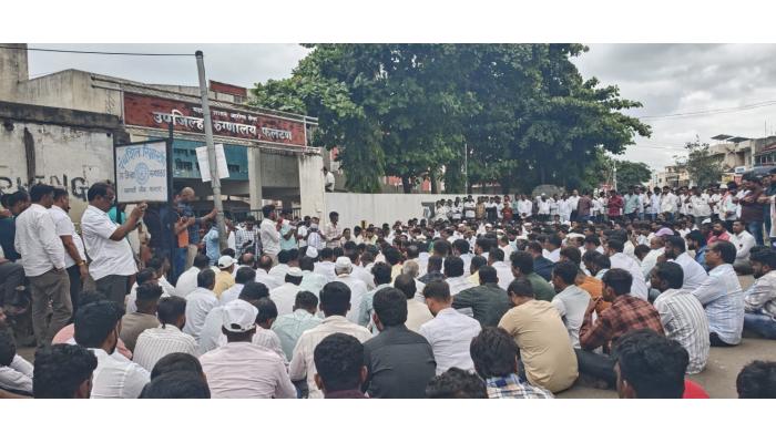 डॉ. राजेंद्र रुपनवर आत्महत्या प्रकरण: प्रशासनाच्या सकारात्मक आश्वासनानंतर आंदोलन स्थगित; पार्थिव मांडवेकडे रवाना