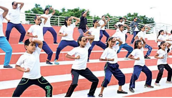 &lsquo;नारीशक्ती'च्या 'महिला सुरक्षित तर समाज सुरक्षित&rsquo; उपक्रमाला उत्स्फूर्त प्रतिसाद; चार शैक्षणिक संस्थांमध्ये विद्यार्थिनींना स्वयंरक्षणाचे धडे; आत्मविश्वास, प्रतिकारक्षमता वाढविण्यावर भर