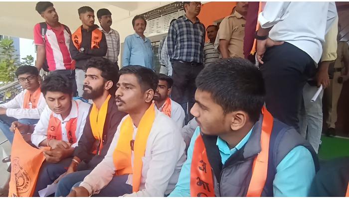 वाय. सी. कॉलेजमधील विद्यार्थिनी आत्महत्या प्रकरण : सखोल चौकशीच्या मागणीसाठी 'अभाविप' आक्रमक; कॉलेज परिसरात जोरदार निदर्शने
