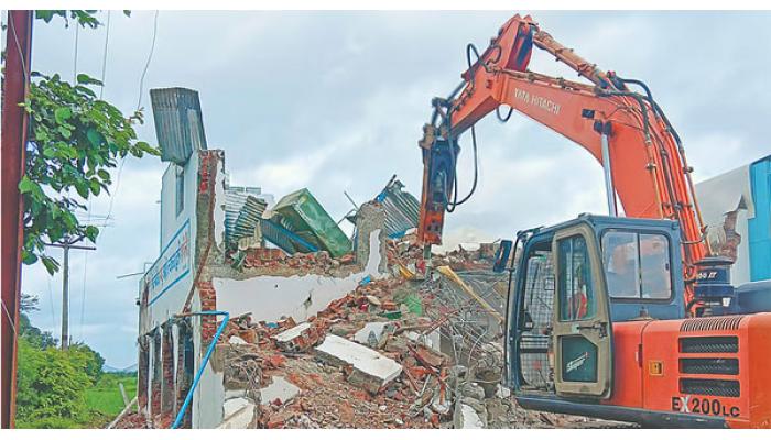 क्षेत्र माहुली येथील वादग्रस्त प्रार्थनास्थळावर अखेर प्रशासनाचा हातोडा; अनेक वर्षांपासूनचा प्रश्न अखेर निकाली