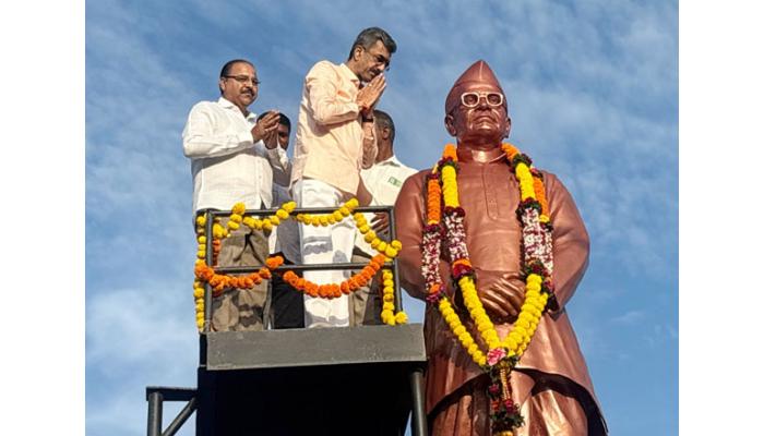 सातारा जिल्ह्याच्या जडणघडणीत क्रांतिवीर किसन वीर यांचा मोलाचा वाटा - पालकमंत्री शंभूराज देसाई, कवठे येथे जयंतीनिमित्त पुतळ्यास अभिवादन कार्यक्रम